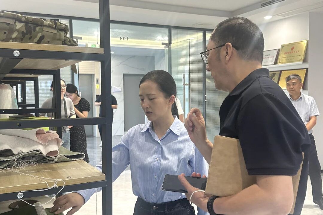 Zhou Xiao, Member of Stans Committee de municipali Party Committee, Minister De Propaganda Department et Ministri de United Fronte Opus Department, visited Changshu Polyester ad Research